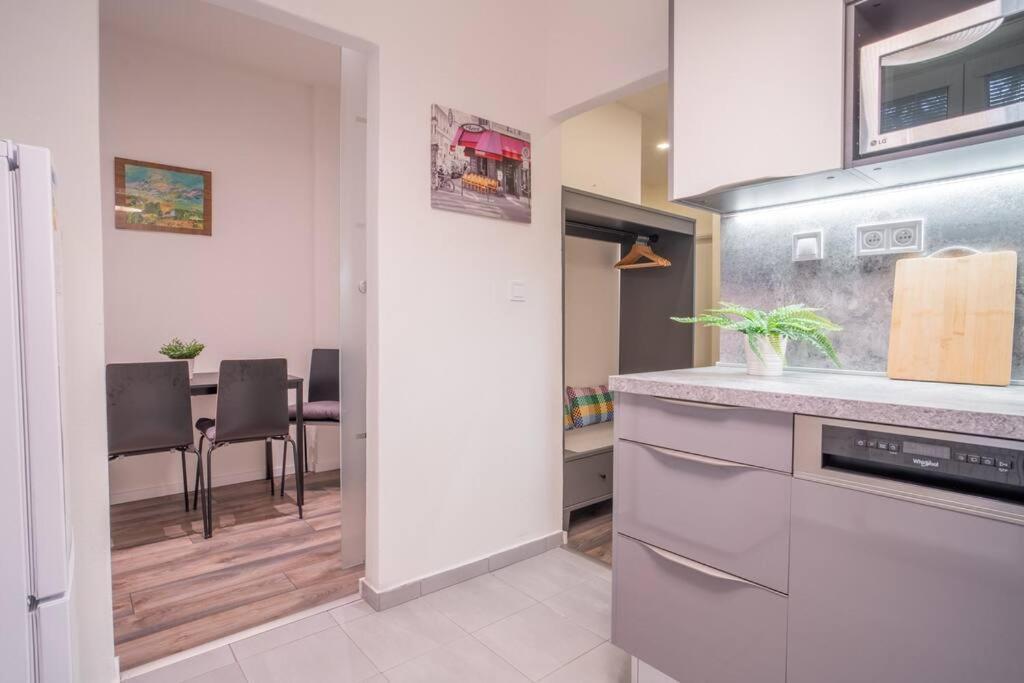 Sukromny Staromestsky Apartman V Uzasnej Lokalite/Cozy Old-Town Apartment In A Great Neighborhood Bratislava Esterno foto